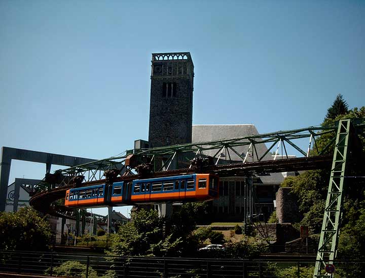 Schwebebahn vor der Evangelischen Hauptkirche Sonnborn am 18. Juni 2005