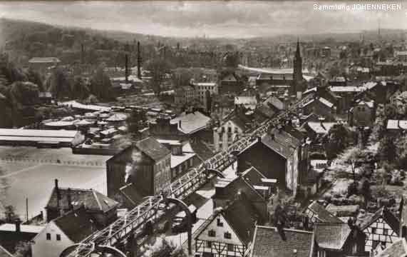 Blick auf den Stadtteil Sonnborn mit Schwebebahngerüst (Sammlung Udo Johenneken)