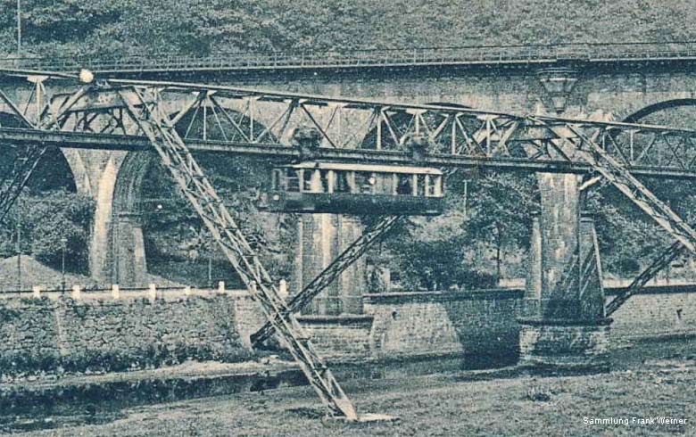 Die Schwebebahn vor dem Viaduct Elberfeld Sonnborn auf einer Postkarte von 1904 - Ausschnitt (Sammlung Frank Werner)