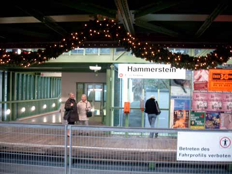 Wartende im Schwebebahnhof Hammerstein im Dezember 2002
