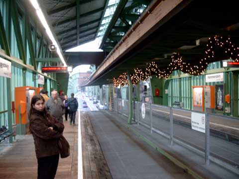 Wartende im Schwebebahnhof Hammerstein im Dezember 2002
