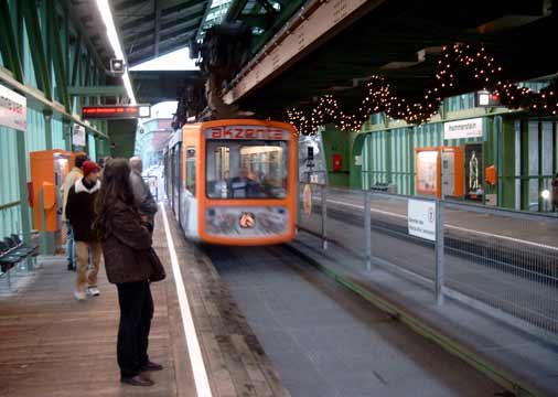 Schwebebahnhof f&auml;hrt in den Bahnhof Hammerstein ein im Dezember 2002