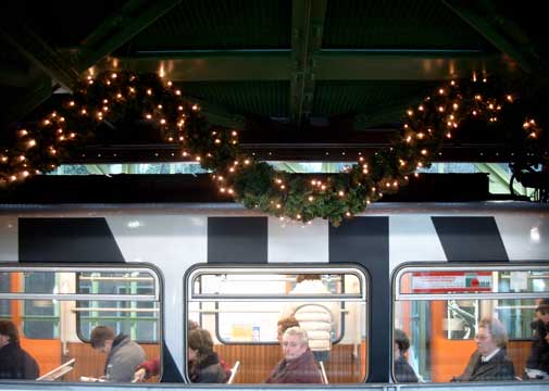 Fahrg&auml;ste in der Schwebebahn im Dezember 2002