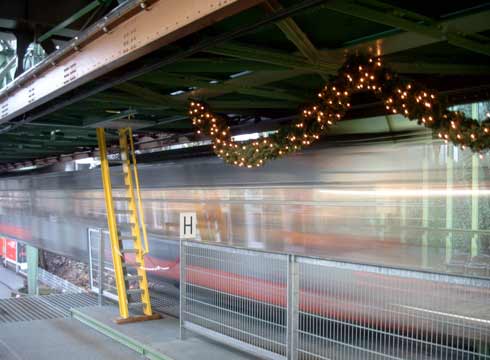 Schwebebahn verl&auml;&szlig;t den Bahnhof Hammerstein im Dezember 2002