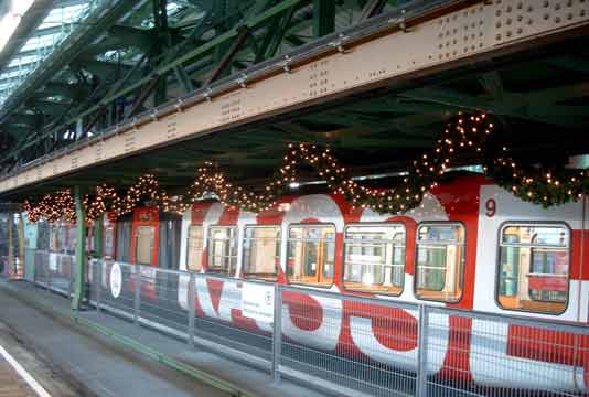 Messwagen im Schwebebahnhof Hammerstein im Dezember 2002
