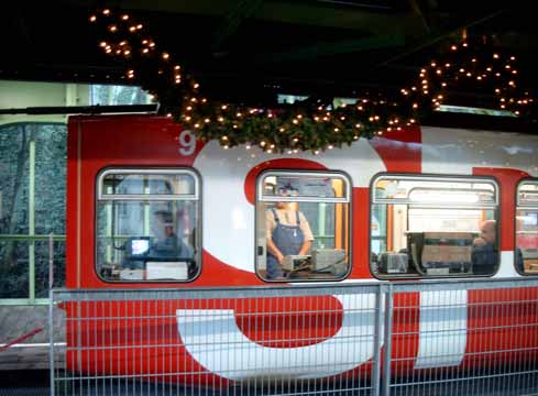 Messwagen im Schwebebahnhof Hammerstein im Dezember 2002