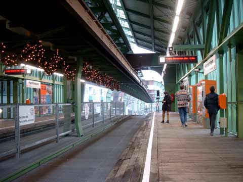 Wartende im Bahnhof Hammerstein im Dezember 2002