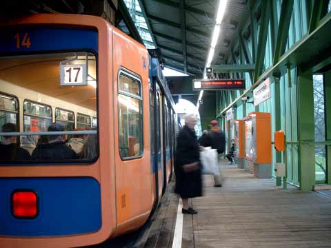 Ausstieg aus der Schwebebahn im Dezember 2002