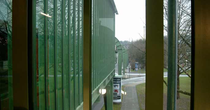 Glasfassade am Schwebebahnhof Hammerstein im Dezember 2002