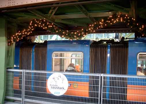 Der Gelenk-Mittelteil einer Schwebebahn im Dezember 2002