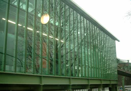 Glasfassade am Schwebebahnhof Hammerstein im Dezember 2002