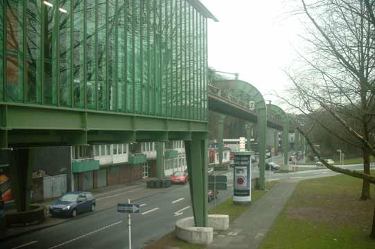 Eugen-Langen-Stra&szlig;e am Schwebebahnhof Hammerstein im Dezember 2002