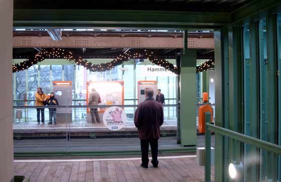 Wartende im Schwebebahnhof Hammerstein im Dezember 2002
