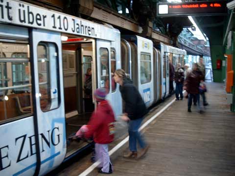 Einstieg in die Schwebebahn am Bahnhof Hammerstein im Dezember 2002