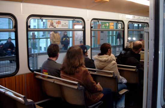 Fahrg&auml;ste in der Schwebebahn in Hammerstein im Dezember 2002