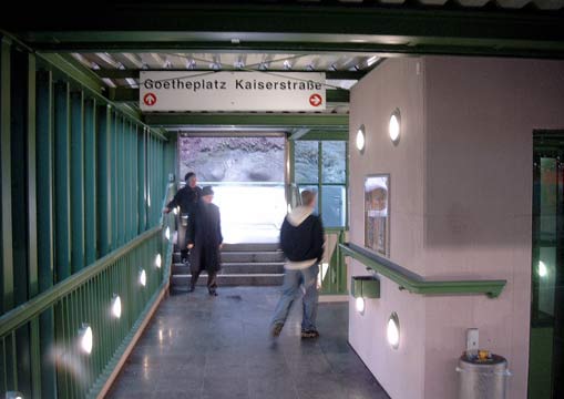 Treppenzugang am Schwebebahnhof Hammerstein im Dezember 2002