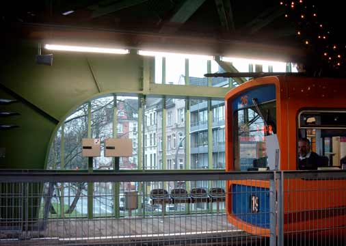 Schwebebahn im Bahnhof Hammerstein im Dezember 2002