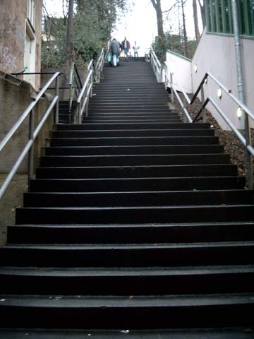 Treppe neben dem Schwebebahnhof Hammerstein im Dezember 2002