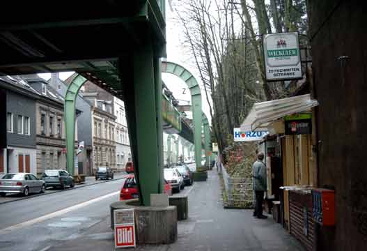 Kiosk am Schwebebahnhof Hammerstein im Dezember 2002