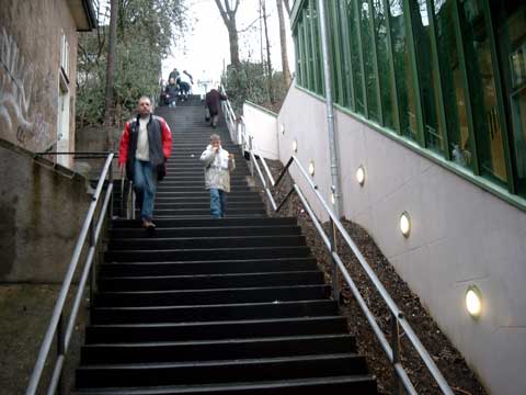 Treppe neben dem Schwebebahnhof Hammerstein im Dezember 2002
