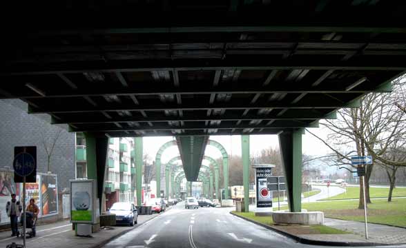 Stra&szlig;e unter dem Schwebebahnhof Hammerstein im Dezember 2002