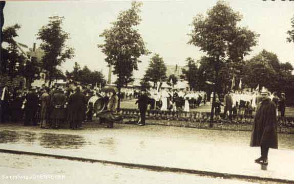 Festversammlung auf dem Lienhardplatz in Vohwinkel